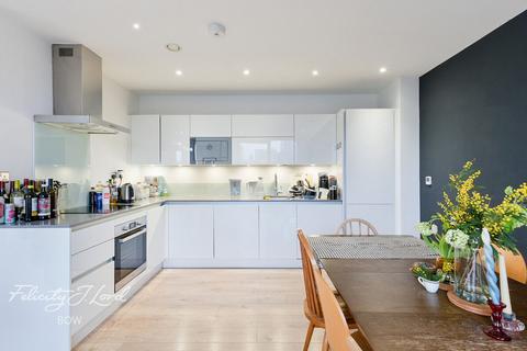 St Pauls Way, Bow, E3 3 bed flat for sale