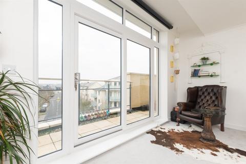 Springhead Road, Northfleet... 2 bed penthouse for sale