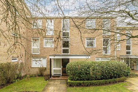 Harrowdene Gardens, Teddington TW11 1 bed flat for sale