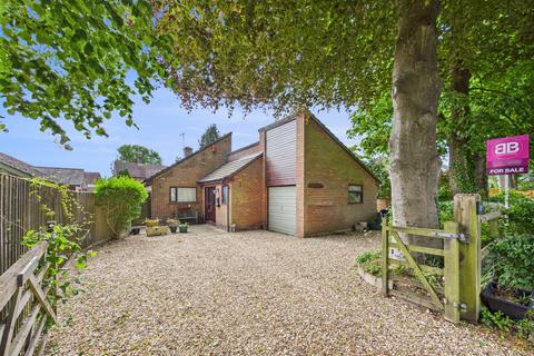 Stokenchurch, High Wycombe HP14 3 bed detached house for sale
