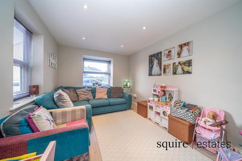 Dowling Court, Hemel Hempstead 2 bed semi