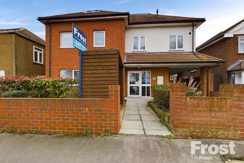 Woodthorpe Road, Ashford, Surrey, TW15 2 bed apartment for sale