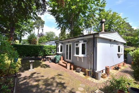 Rustic Glen, Grange Estate, Fleet GU52 1 bed mobile home for sale