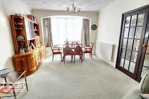 Stradbroke Grove, Clayhall 3 bed end of terrace house for sale