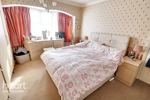 Stradbroke Grove, Clayhall 3 bed end of terrace house for sale
