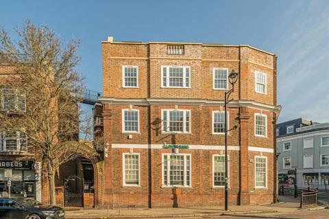 St. James' Road, Surbiton KT6 3 bed flat for sale