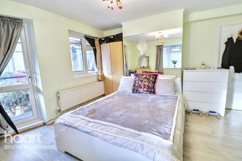 Chigwell Road, South Woodford 2 bed flat for sale