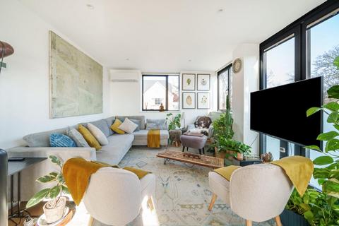 Goldsmith Close, Acton, London, W3 2 bed flat for sale