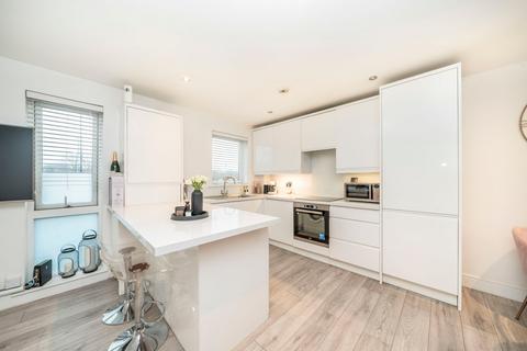 Eltham Road, London, SE9 2 bed apartment for sale