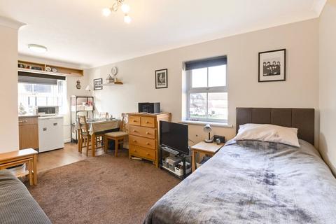 Silbury Avenue, Colliers Wood... Studio for sale