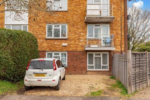 Avalon Court, Horley RH6 3 bed flat for sale