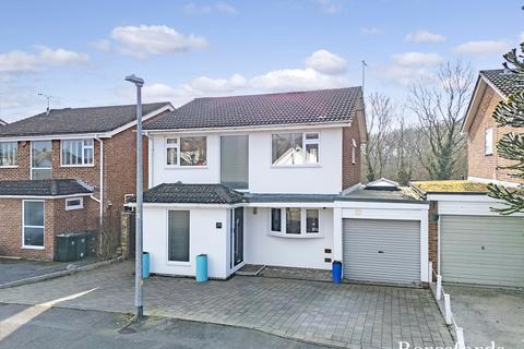Woodview Road, Dunmow, CM6 4 bed link detached house for sale