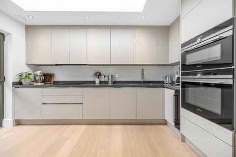 Pirbright Road, Southfields, London... 2 bed maisonette for sale