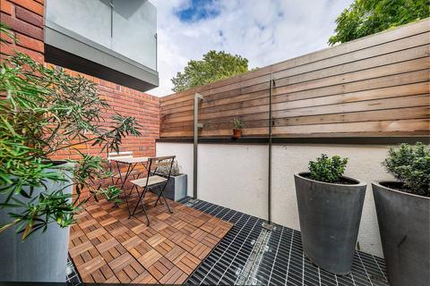 Pirbright Road, Southfields, London... 2 bed maisonette for sale