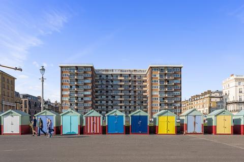 Kingsway Court, Queens Gardens, Hove 2 bed apartment for sale