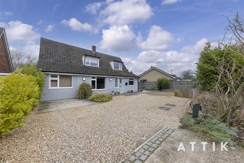 Chapel Road, Spooner Row 4 bed link detached house for sale