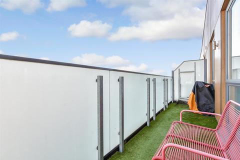 Glebe Way, West Wickham, Kent 2 bed flat for sale