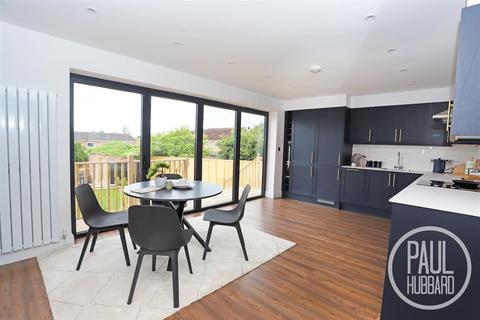 Oulton Road, Lowestoft, NR32 3 bed detached bungalow for sale