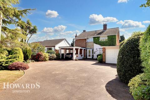 Hall Lane, Lowestoft 3 bed detached house for sale