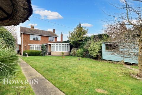 Hall Lane, Lowestoft 3 bed detached house for sale