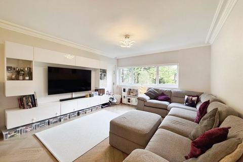 Lodge Close, Edgware 3 bed flat for sale