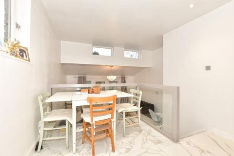 Middle Wall, Whitstable, Kent 2 bed end of terrace house for sale