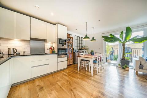 Meadowside, London SE9 2 bed flat for sale