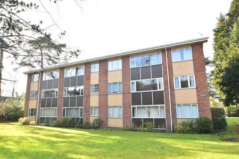 Brockley Combe, Weybridge, KT13 2 bed apartment for sale