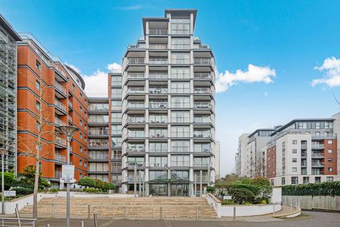 Holland Gardens, Brentford, TW8 2 bed flat for sale