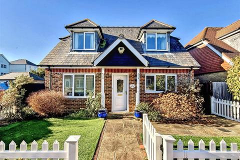 St. Lawrence Way, Eastbourne 3 bed detached house for sale