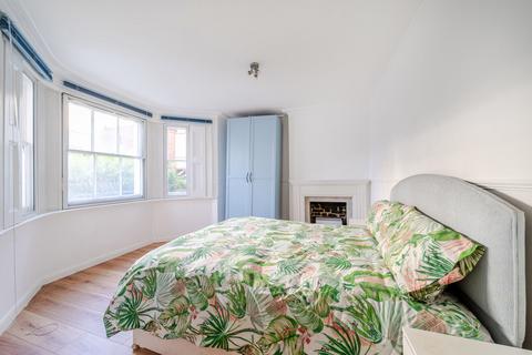 Askew Road, London 2 bed apartment for sale