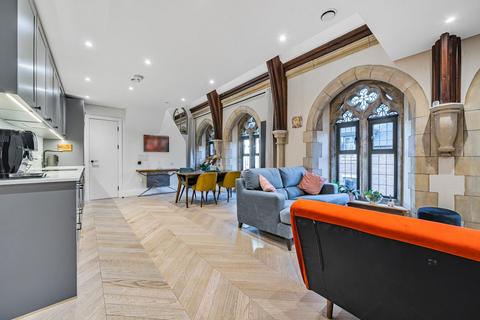 Holden Road, Woodside Park 2 bed flat for sale