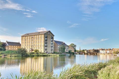 London Road, St. Ives, Cambs, PE27 3 bed apartment for sale