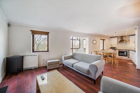 Russell Place, Rotherhithe, London, SE16 2 bed flat for sale