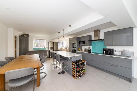 6 bedroom semi-detached house for sale