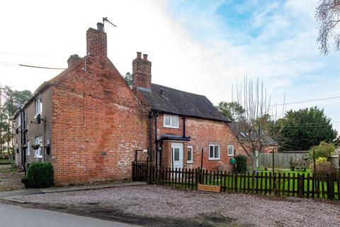 7 Kennels Lane, Albrighton... 3 bed semi