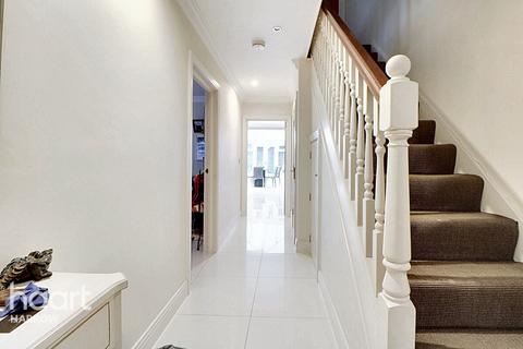 5 bedroom semi-detached house for sale