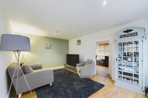 17 Mount Square, East Crescent, Whitby 2 bed apartment for sale