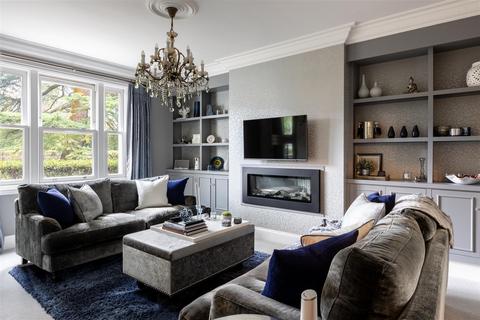 Wray Park Road, Reigate 2 bed flat for sale
