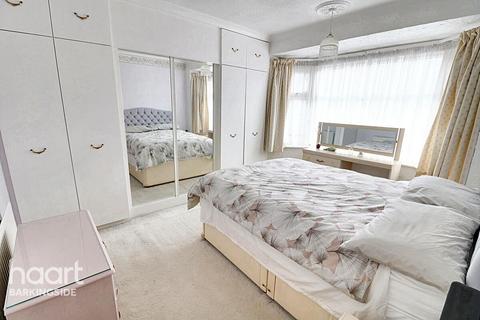 Yoxley Drive, Newbury Park 3 bed terraced house for sale