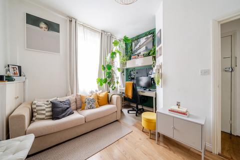 Market Terrace, Albany Road, Brentford 1 bed apartment for sale