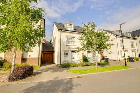 Trubwick Avenue, Haywards Heath, RH16 4 bed semi