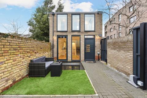St Leonards Road, Ealing 2 bed detached house for sale