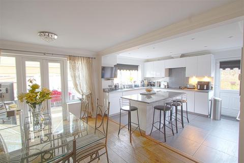 Highland Grove, Billericay CM11 5 bed detached house for sale