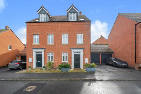 Penda Road, Buckingham, Buckinghamshire 3 bed semi