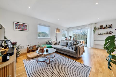 Highwood Close, London 2 bed apartment for sale