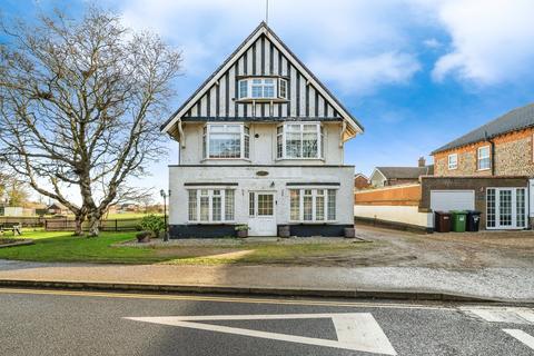 High Street, Norwich NR11 2 bed flat for sale