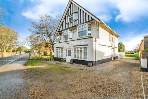 High Street, Norwich NR11 4 bed flat for sale