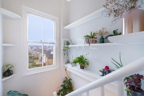 Hayter Road, London, SW2 2 bed apartment for sale