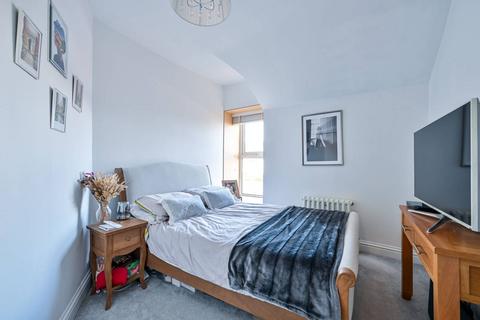 Walton Road, West Molesey, KT8 2 bed maisonette for sale
